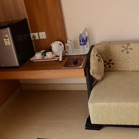 Hotel Polariz Parassinikkadavu Extérieur photo