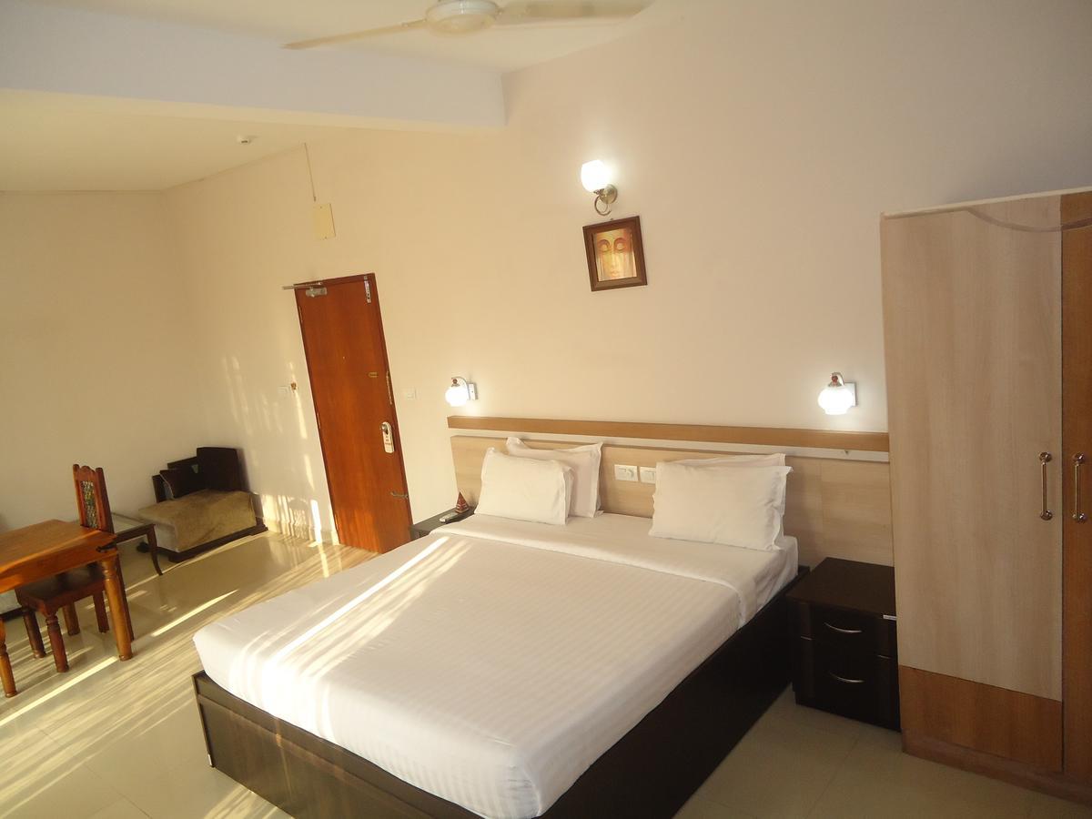 Hotel Polariz Parassinikkadavu Extérieur photo