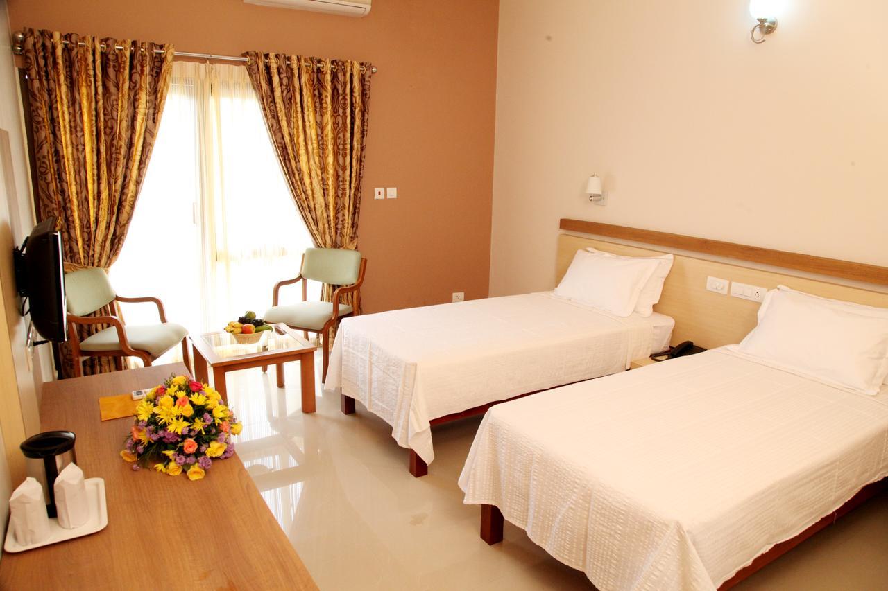 Hotel Polariz Parassinikkadavu Extérieur photo