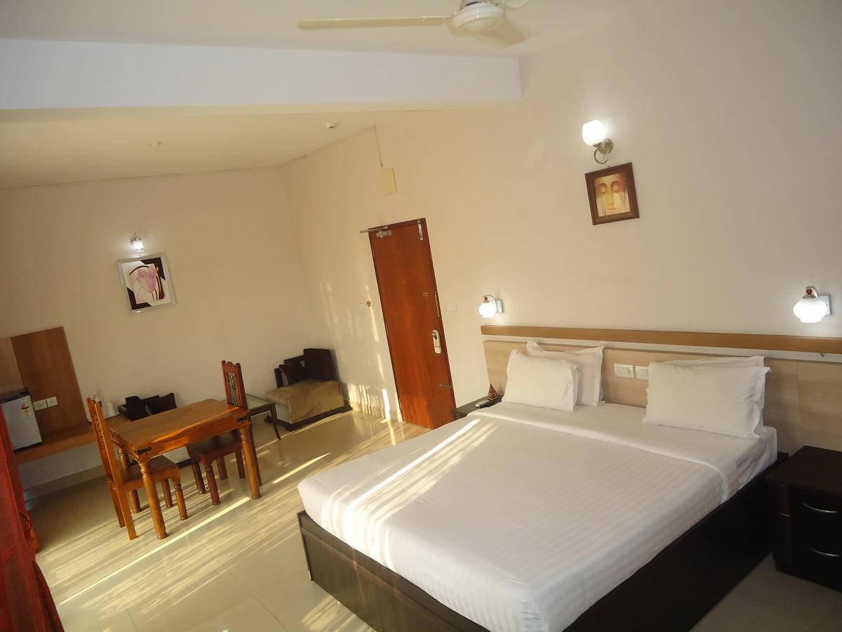 Hotel Polariz Parassinikkadavu Chambre photo