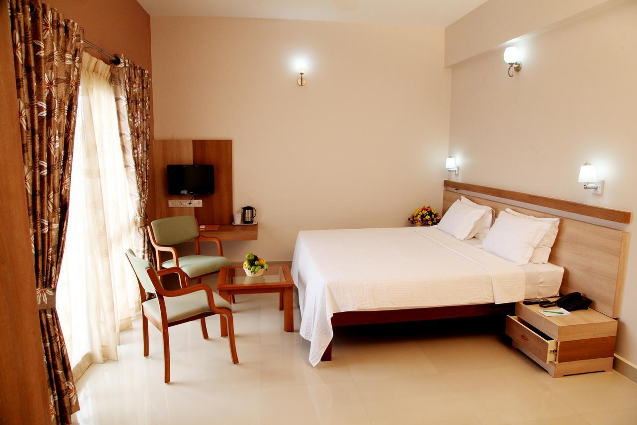 Hotel Polariz Parassinikkadavu Extérieur photo