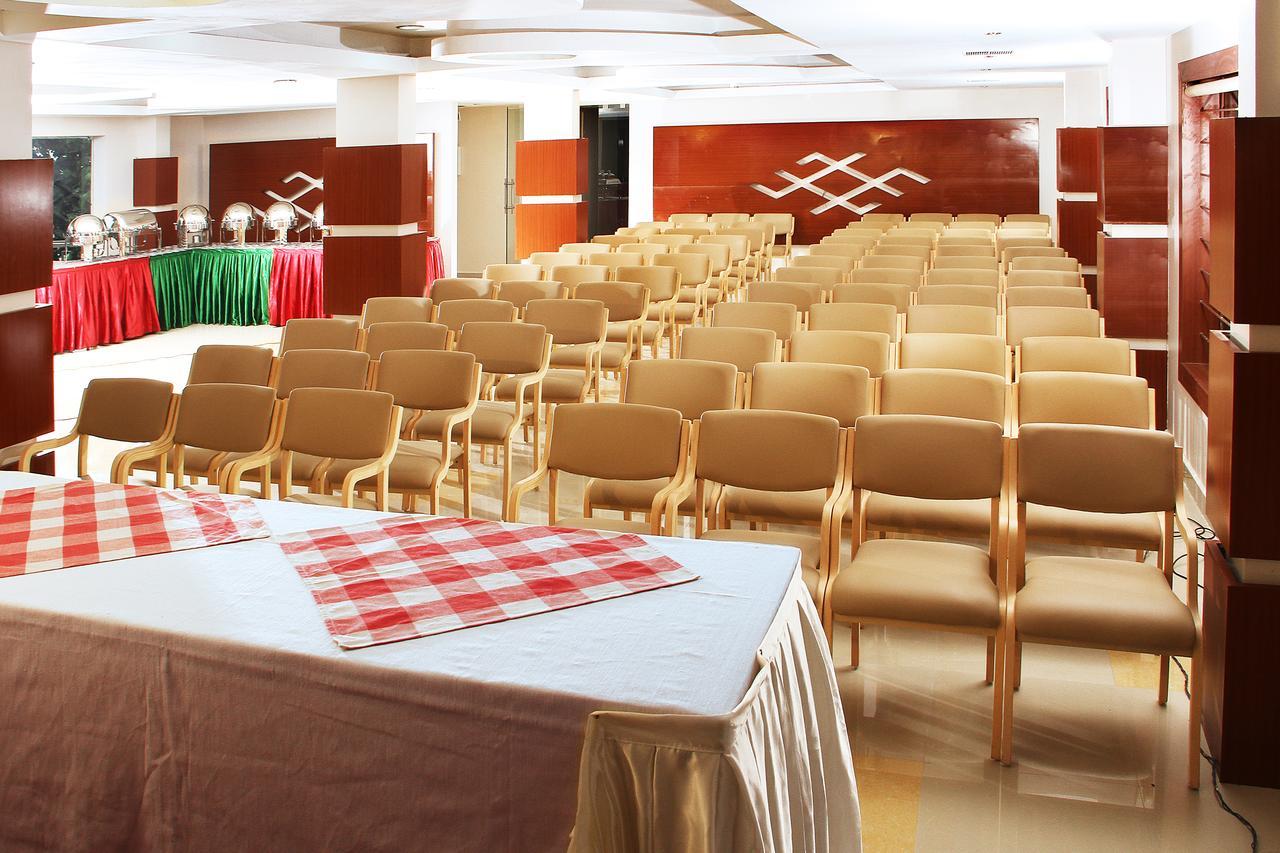 Hotel Polariz Parassinikkadavu Extérieur photo
