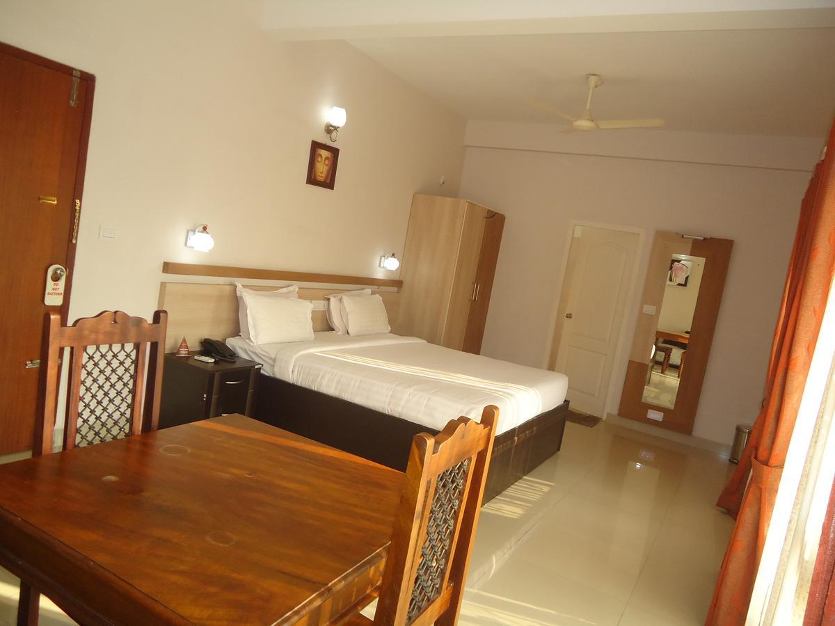 Hotel Polariz Parassinikkadavu Chambre photo