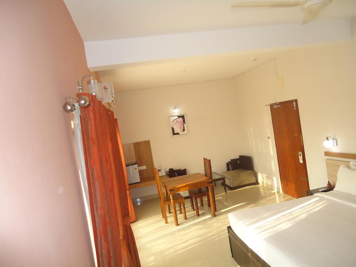 Hotel Polariz Parassinikkadavu Chambre photo