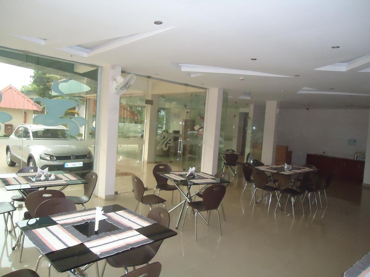 Hotel Polariz Parassinikkadavu Extérieur photo