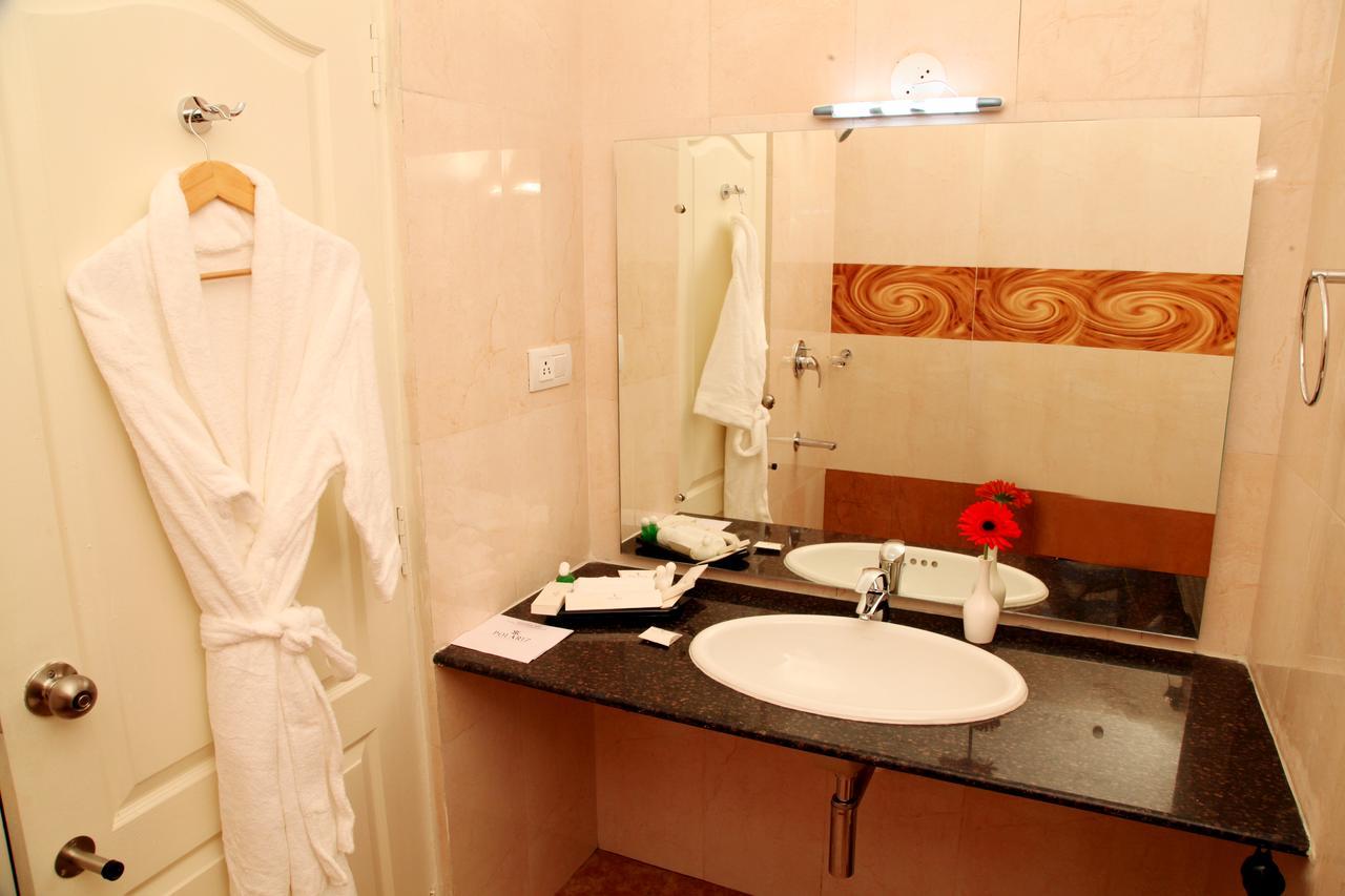 Hotel Polariz Parassinikkadavu Extérieur photo